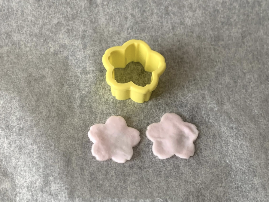樹脂粘土を使った「１輪お花とパールピアス」の作り方・レシピ
