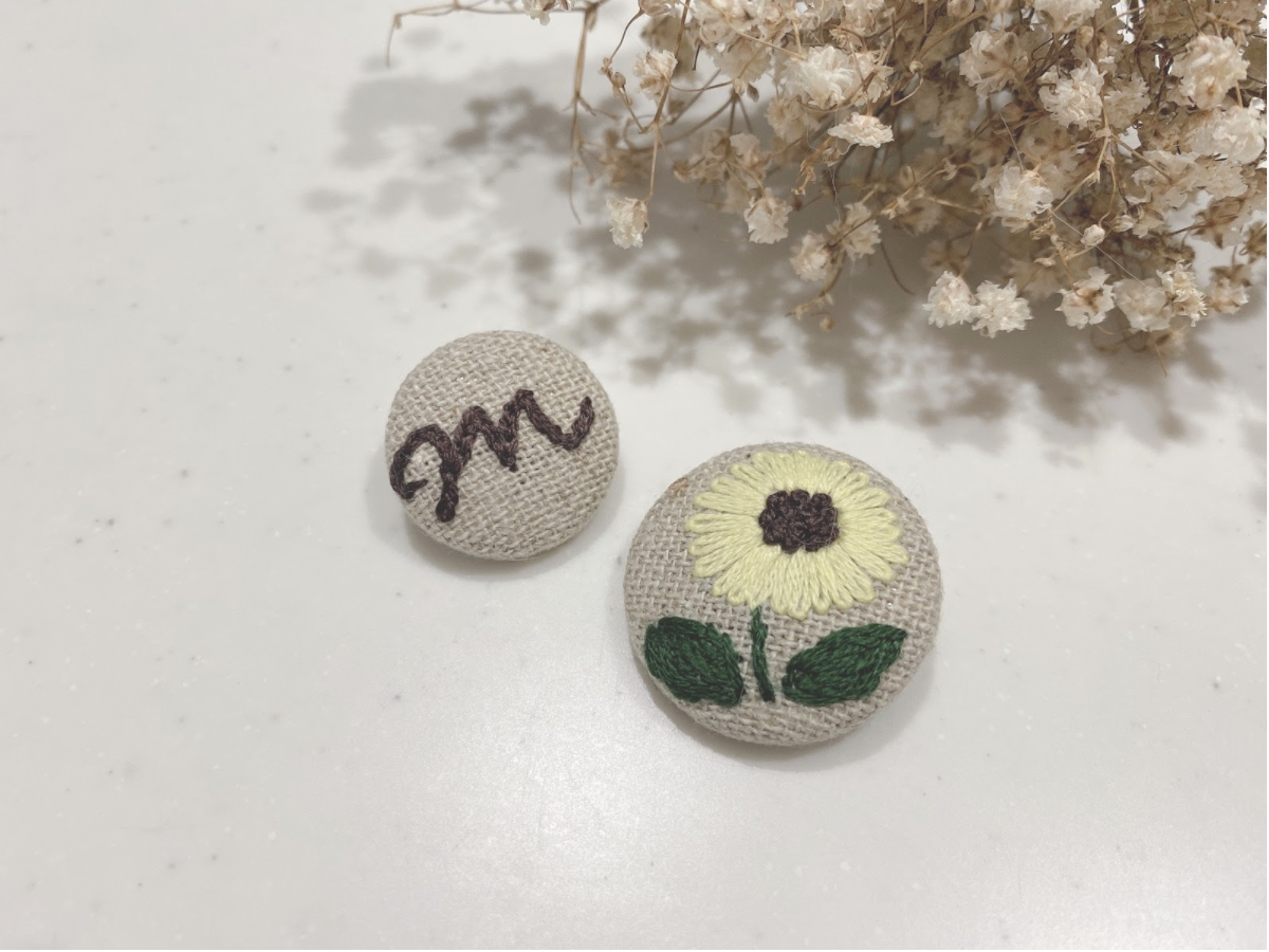 手刺繍ブローチ 刺繍ブローチ くるみボタン ハンドメイドブローチ-