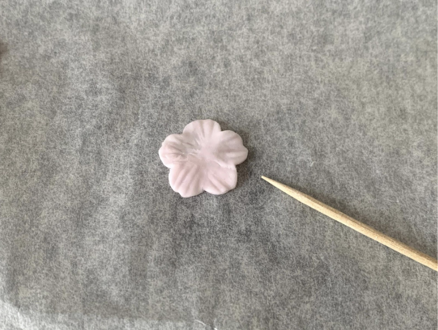 樹脂粘土を使った「１輪お花とパールピアス」の作り方・レシピ